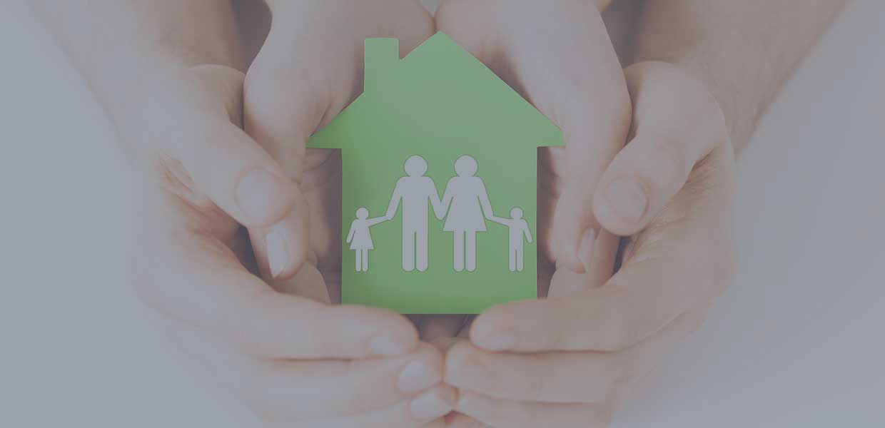 Mani che afferrano una casa in senso protezione